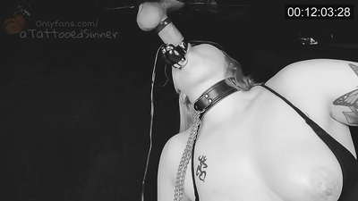 Вродлива дівчина з ідеальними сиськами в лунці проститутки